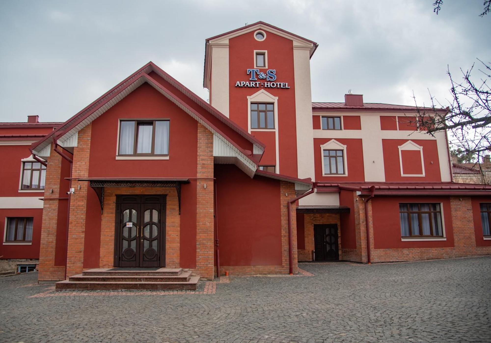 T&S Apart-Hotel Chernivtsi Exterior foto