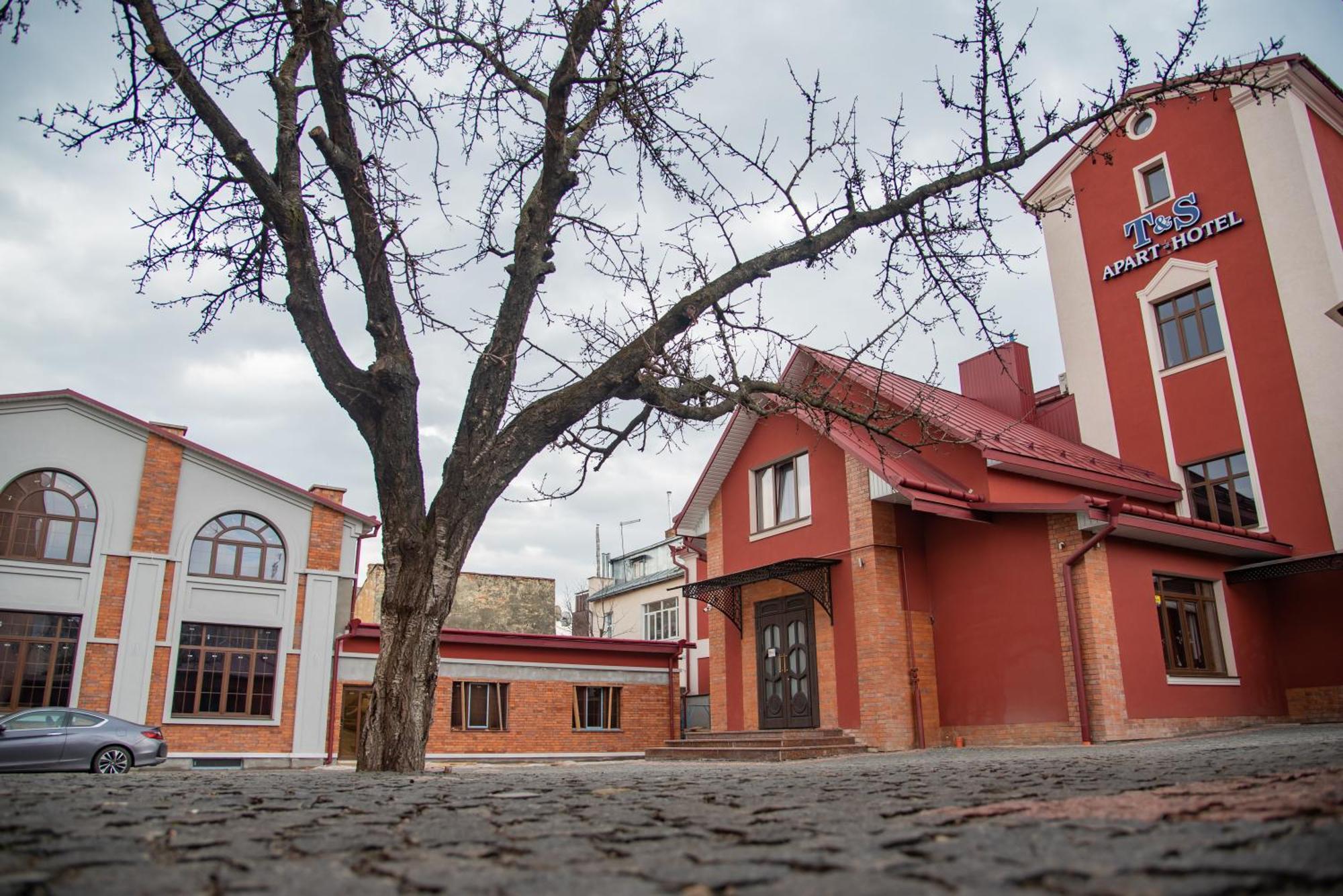 T&S Apart-Hotel Chernivtsi Exterior foto